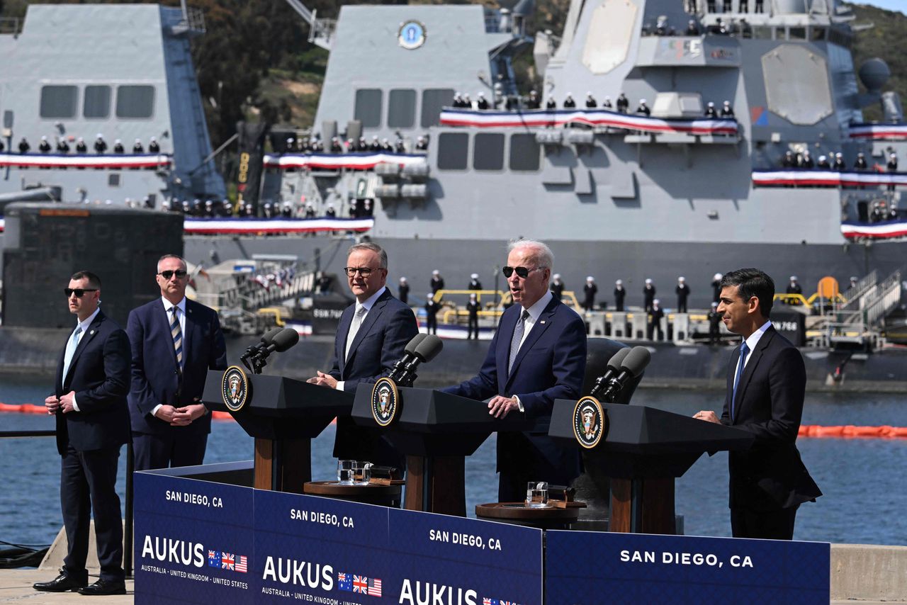 De Australische premier Anthony Albanese, de Amerikaanse president Joe Biden en de Britse premier Rishi Sunak lichten maandag in de Californische marinestad San Diego het Aukus-pact tussen hun drie landen toe.