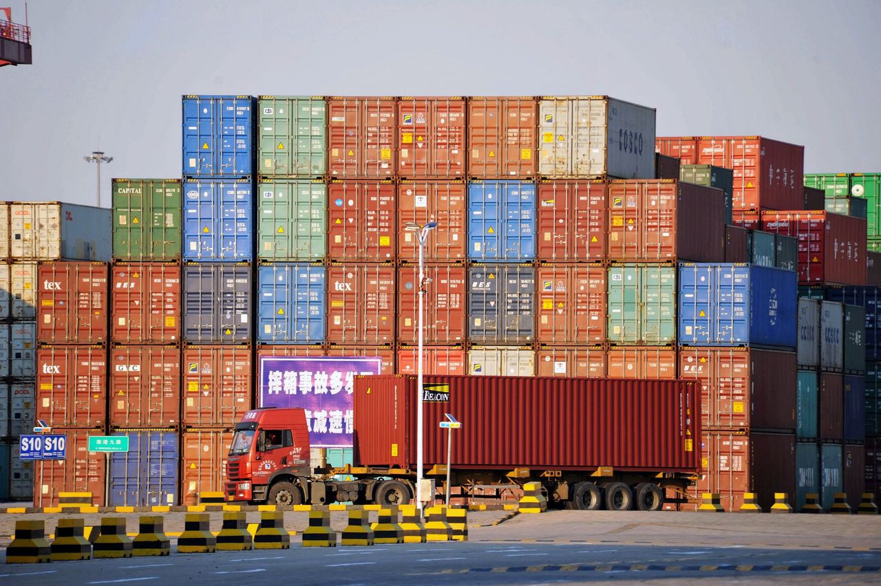 Containers in de Chinese haven van Qingdao.