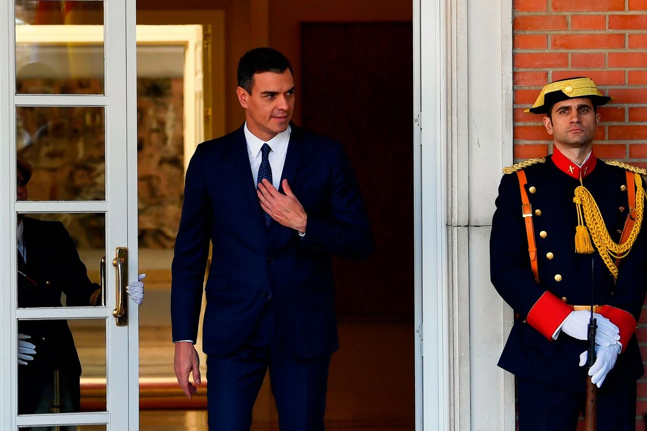 De Spaanse premier Pedro Sánchez voor zijn werkresidentie, het Paleis van Moncloa in Madrid.