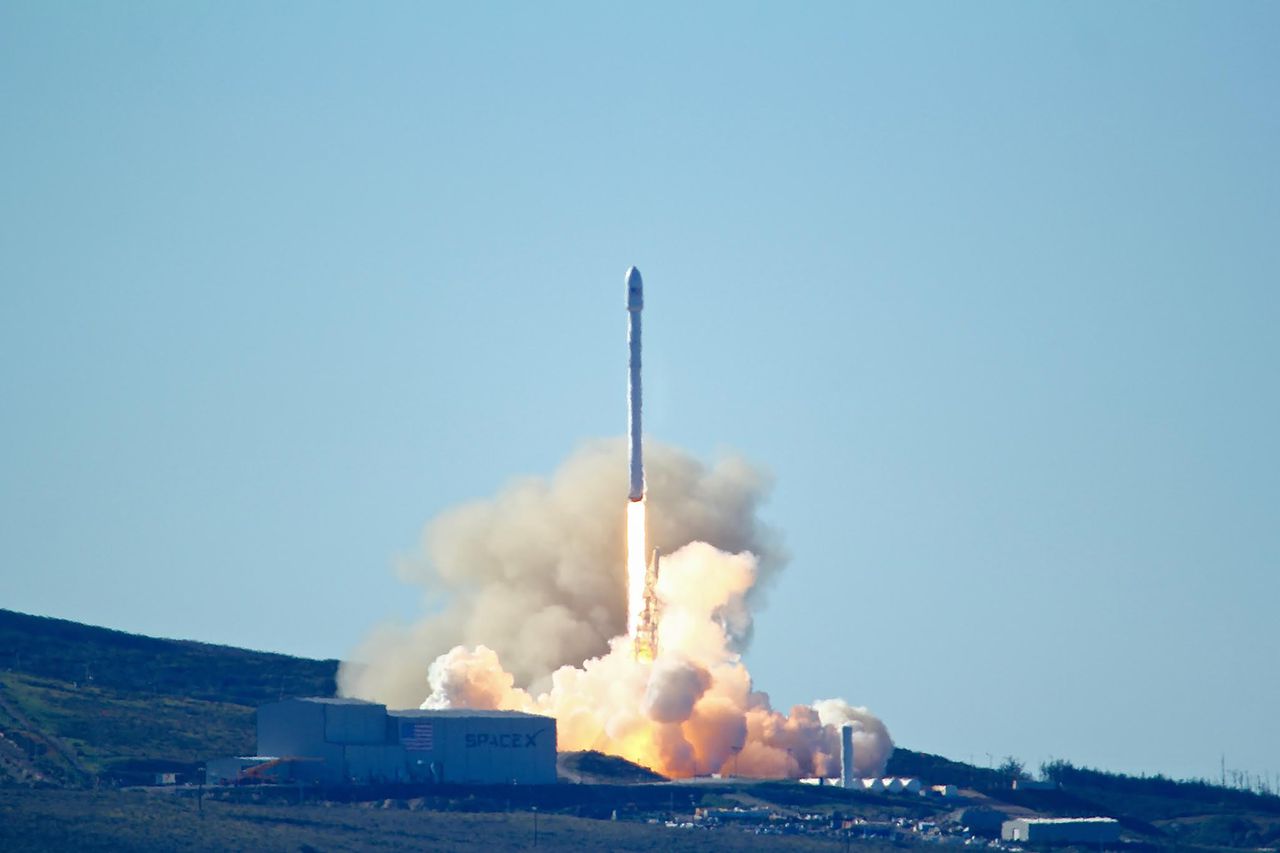 SpaceX lanceert weer succesvol raket na ontploffing 