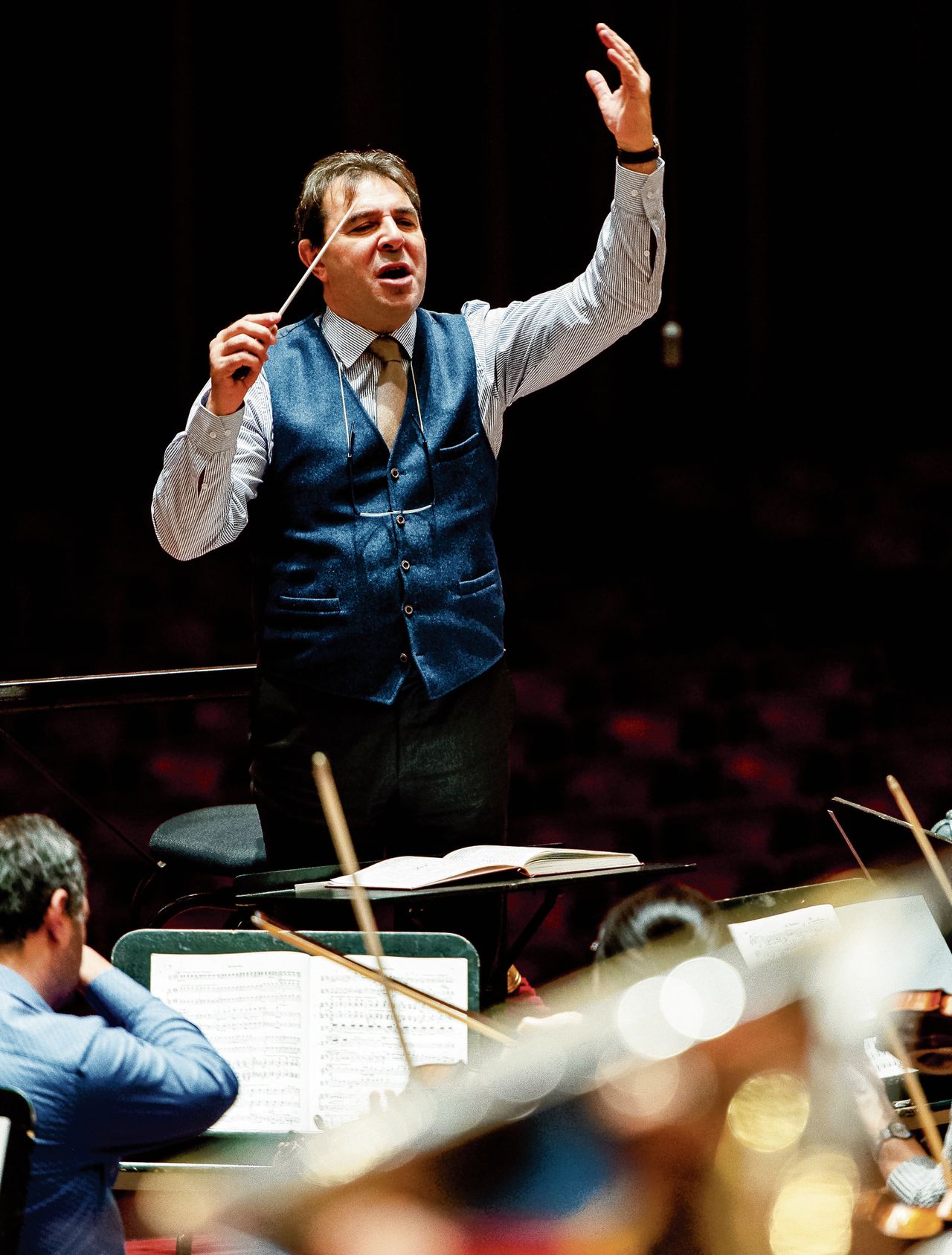 Daniele Gatti repeteert met het Concertgebouworkest in 2015.