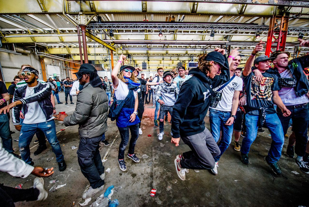 Sfeer en dance battle tijdens het Woo Hah hiphopfestival in Tilburg.