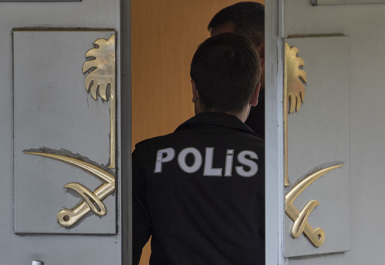 Een Turkse politieman bij de ingang van het Saoedische consulaat in Istanbul.