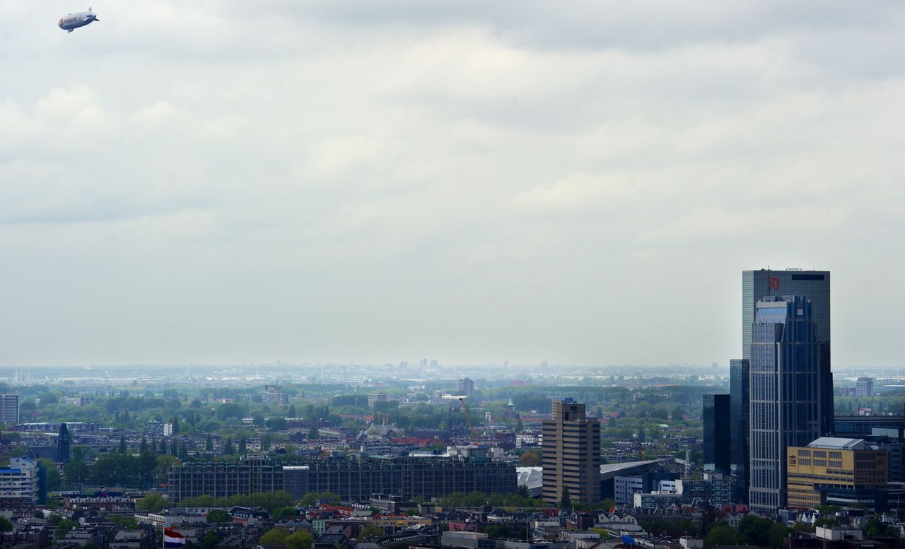 2012. Een zeppelin vliegt boven Rotterdam om metingen te verrichten waarmee de relatie tussen luchtkwaliteit en het klimaat kan worden onderzocht.
