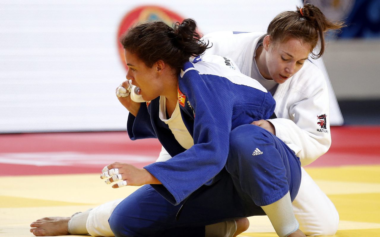Marhinde Verkerk in actie tegen Laia Talarn. De judoka heeft vandaag brons behaald op het WK Judo in Astana.