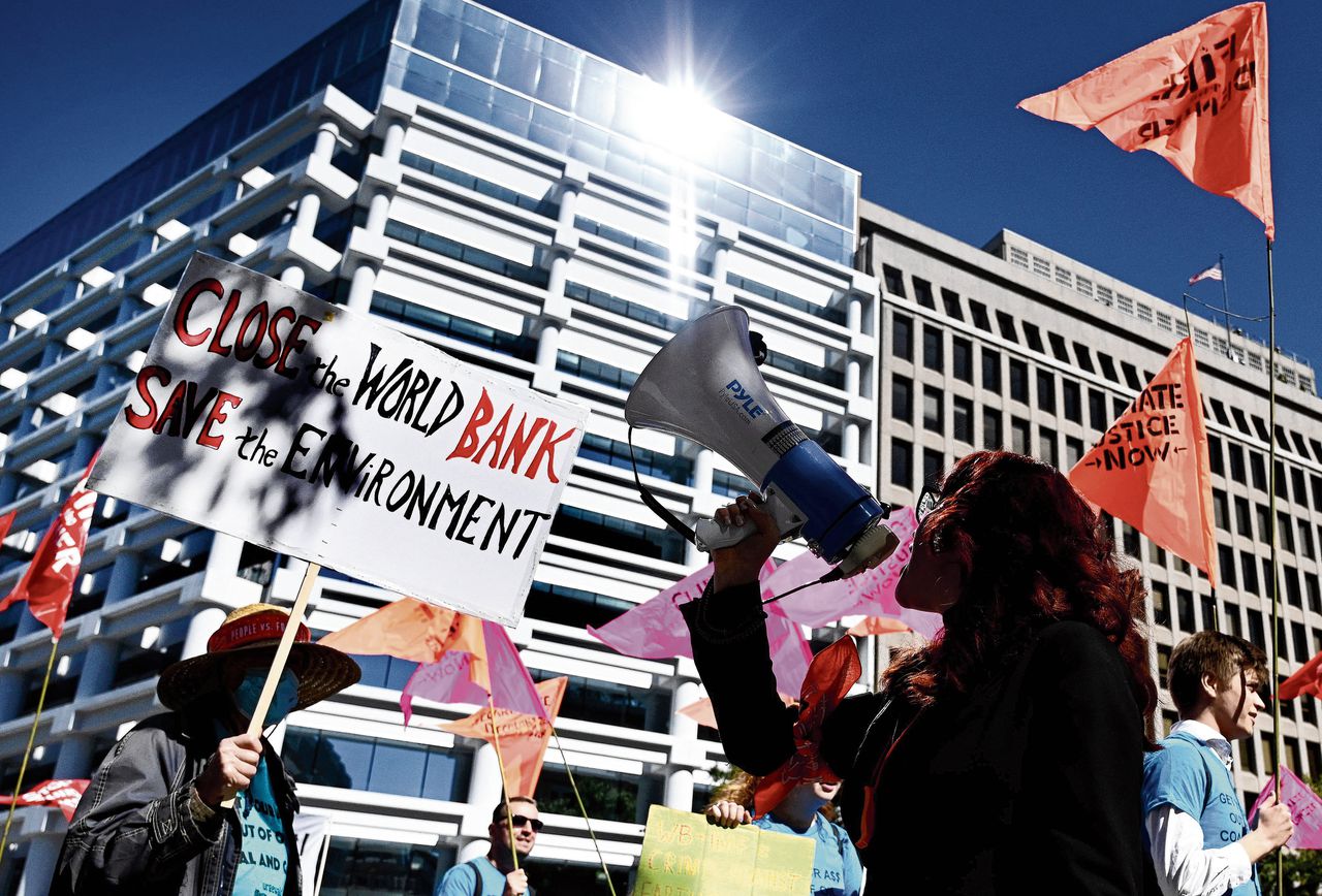 Klimaatactivisten protesteren op vrijdag 14 oktober buiten het hoofdkantoor van de Wereldbank, tijdens de jaarvergadering van het IMF en de Wereldbank in Washington.