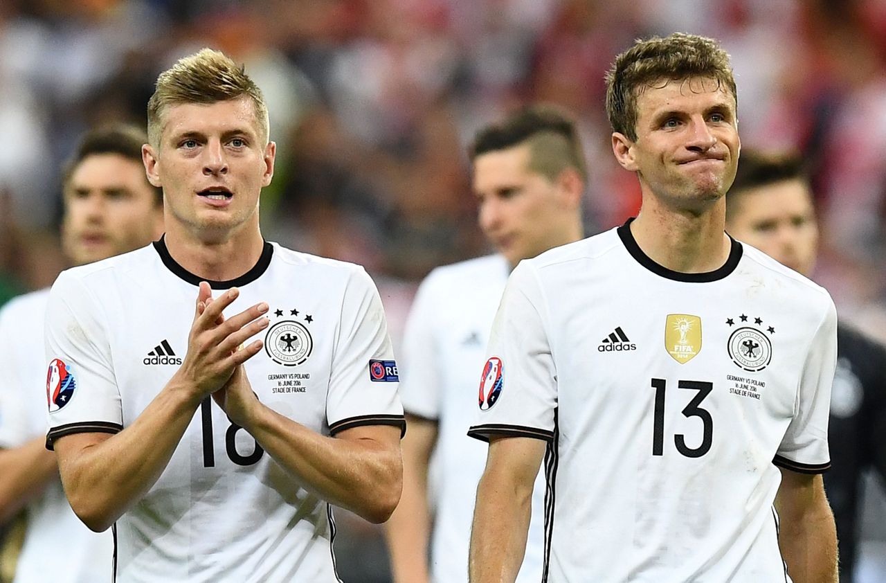 Toni Kroos (links) en Thomas Muller (rechts) na de 0-0 van Duitsland tegen Polen.