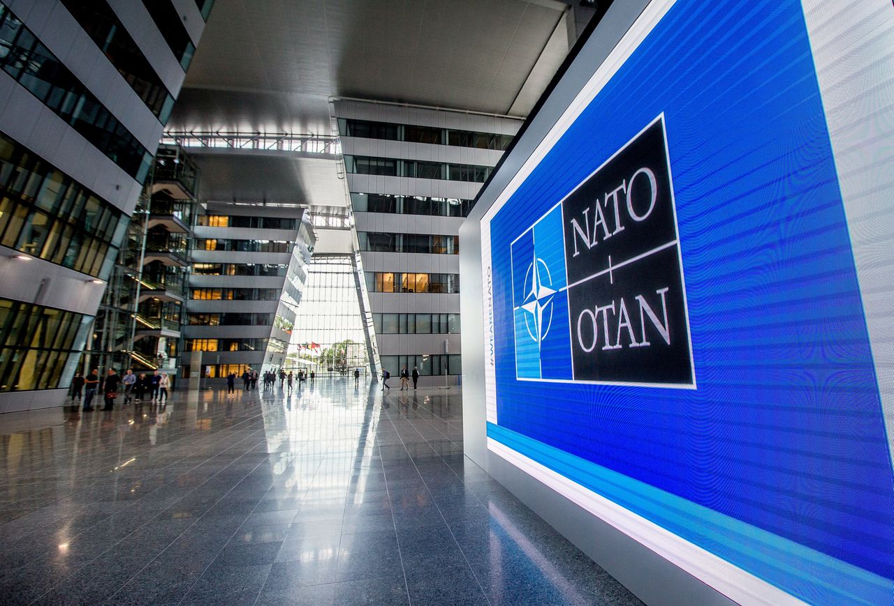 De NAVO verhuist: van lekke betonzooi naar beetje Star Wars - NRC