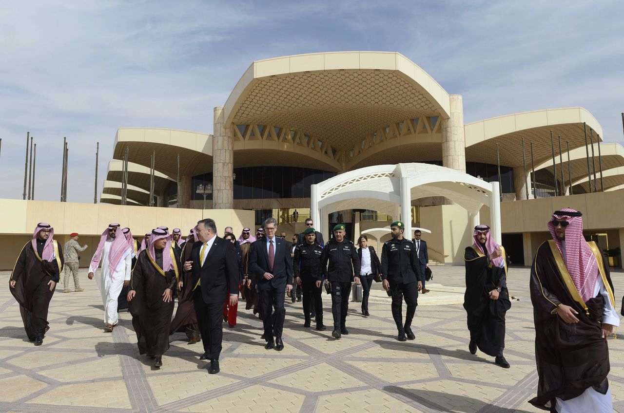 Amerikaans minister Buitenlandse Zaken Mike Pompeo vertrekt van luchthaven King Khalid International airport in Riad.