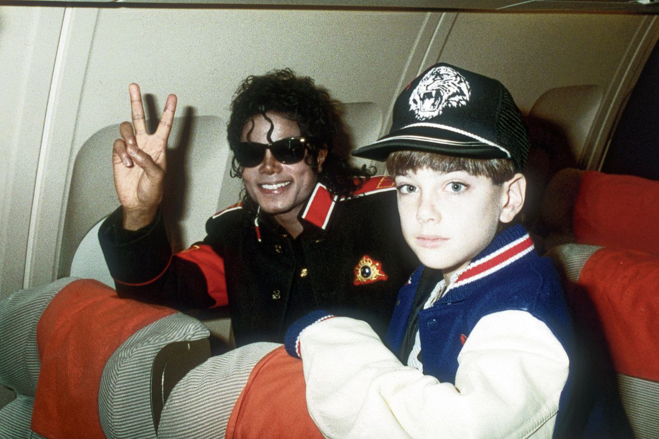 Michael Jackson met de toen tien jaar oude James Safechuck. Foto Dave Hogan/Getty Images
