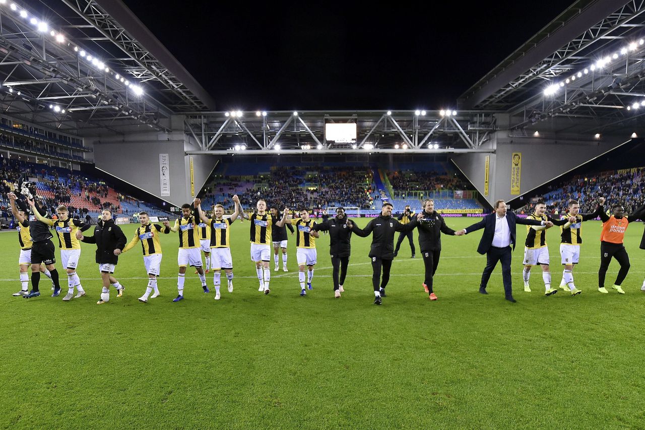 De spelers van Vitesse vieren in de Gelredome een overwinning op FC Utrecht, in 2018.
