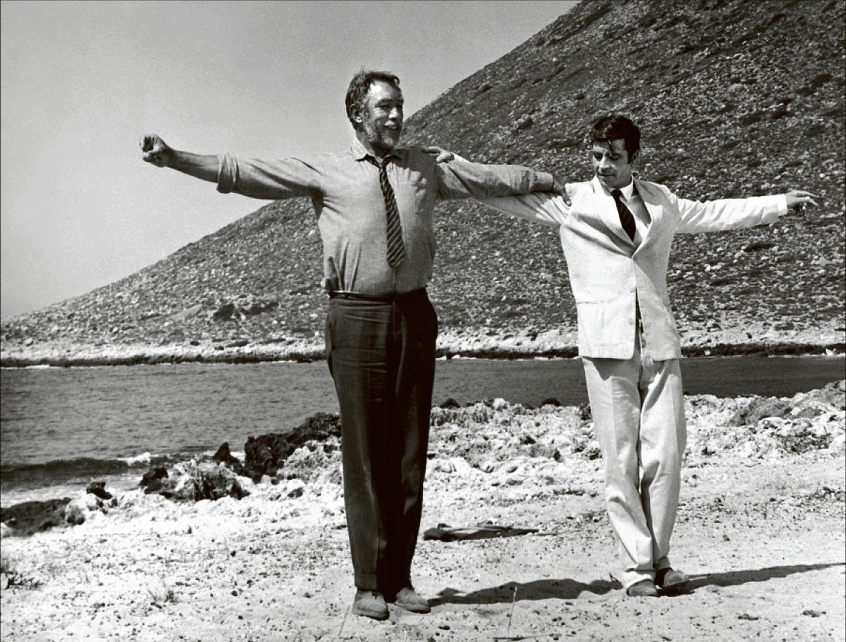 Still uit de film Zorba de Griek, met links Anthony Quinn als Zorba