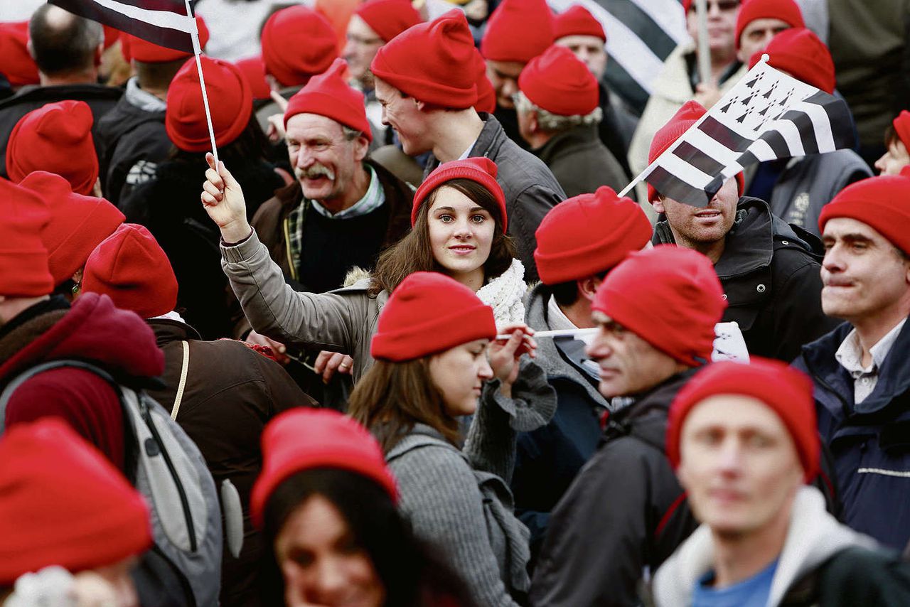 Demonstranten zaterdag in het stadje Quimper (Bretagne) met rode mutsjes, een verwijzing naar een Bretonse belastingrevolte tegen koning Lodewijk XIV.