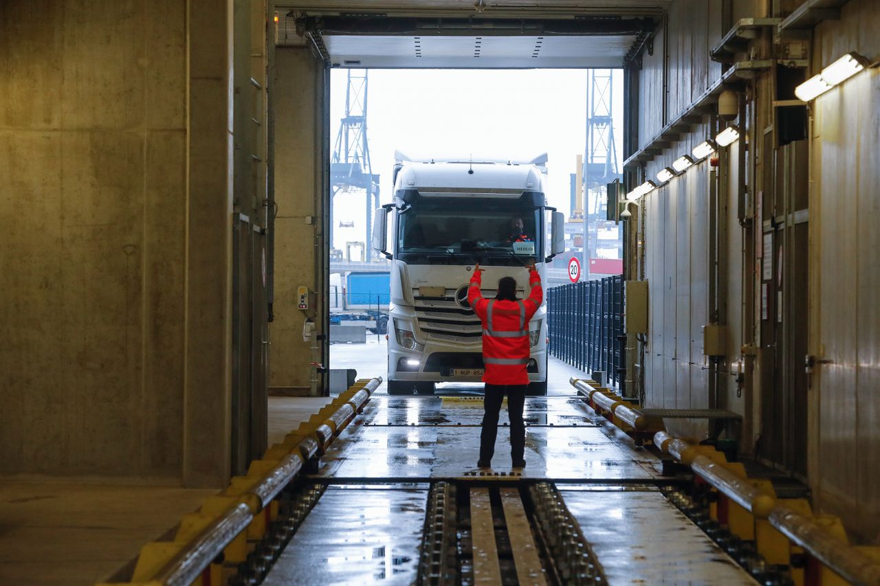 Een truck gaat door de scanner van de haven van Antwerpen. De bende van V. smokkelde volgens de politie cocaïne naar Europa.