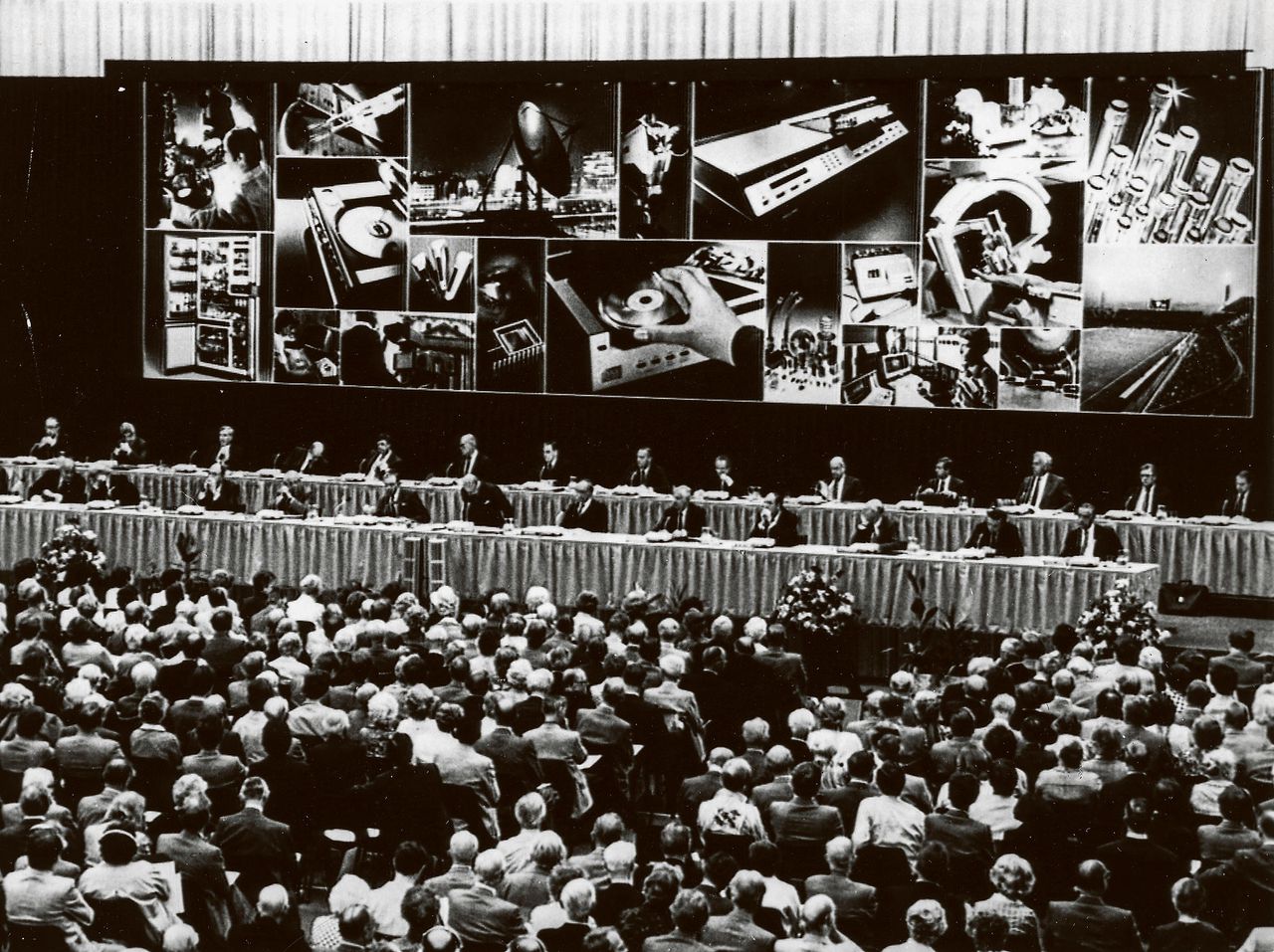 Een aandeelhoudersvergadering van Philips in 1981, in Eindhoven, waar verschillende Philipsproducten worden getoond.