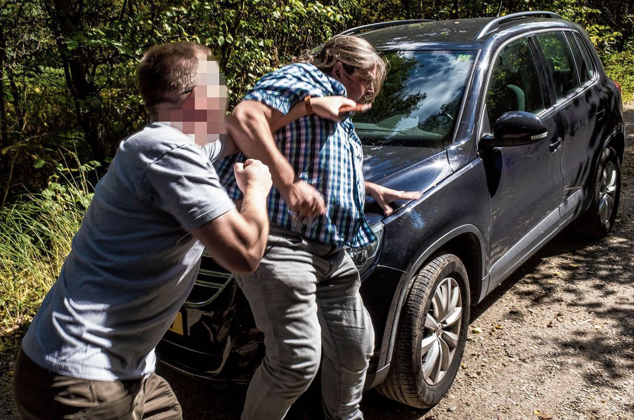 Een tijdelijk door de politie in beslag genomen foto van de vechtpartij tussen een Amerikaanse militair (links) en activist Nico Trommelen.