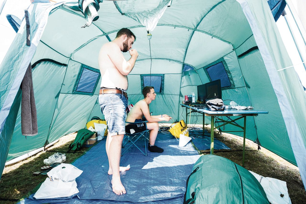 Gamen op de camping van CampZone. De groep gamers wordt groter en ouder.