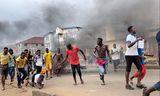 Mensen rennen weg tijdens protesten in Freetown tegen de regering. Een vreedzame demonstratie van marktvrouwen tegen de hoge prijzen eindigde met fikse rellen.