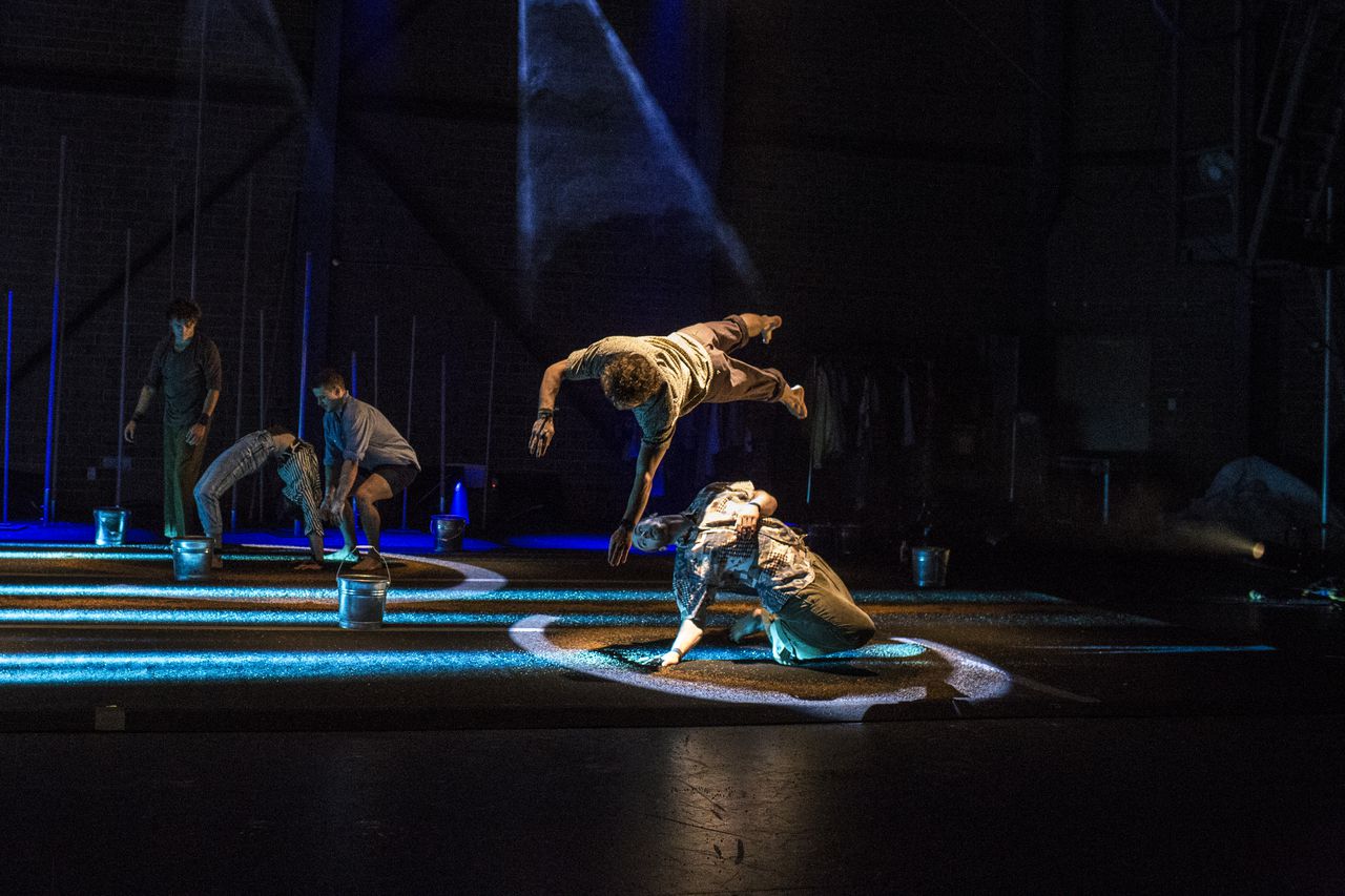 De circusvoorstelling 'Backbone' van Gravity & Other Myths, te zien op Noorderzon