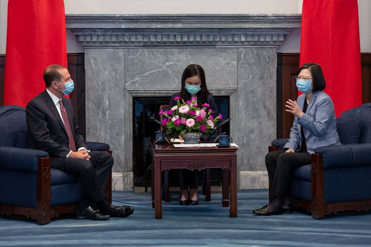 De Amerikaanse minister van Gezondheid Alex Azar in gesprek met de Taiwanese president Tsai Ing-wen in Taipei.
