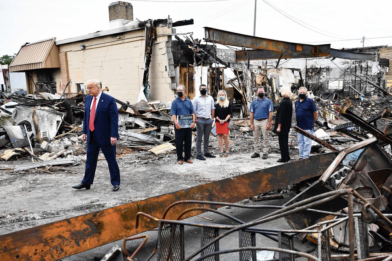 President Donald Trump bezocht dinsdag de Amerikaanse stad Kenosha, waar rellen en brandstichting plaatsvonden. De burgemeester noemde het „niet het goede moment” voor een bezoek.