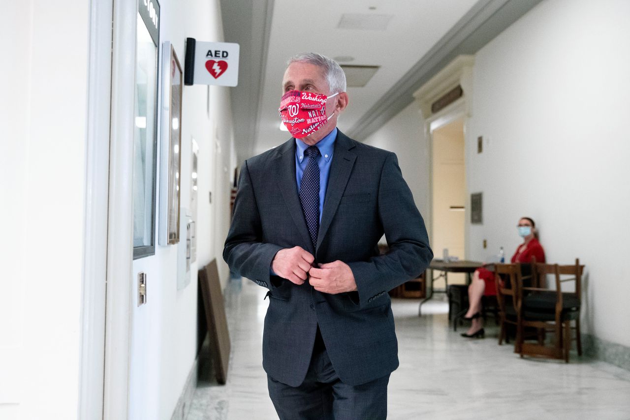 Anthony Fauci onderweg naar een hoorzitting van het Congres. De regering-Trump heeft de infectieziektenexpert op een zijspoor gezet.