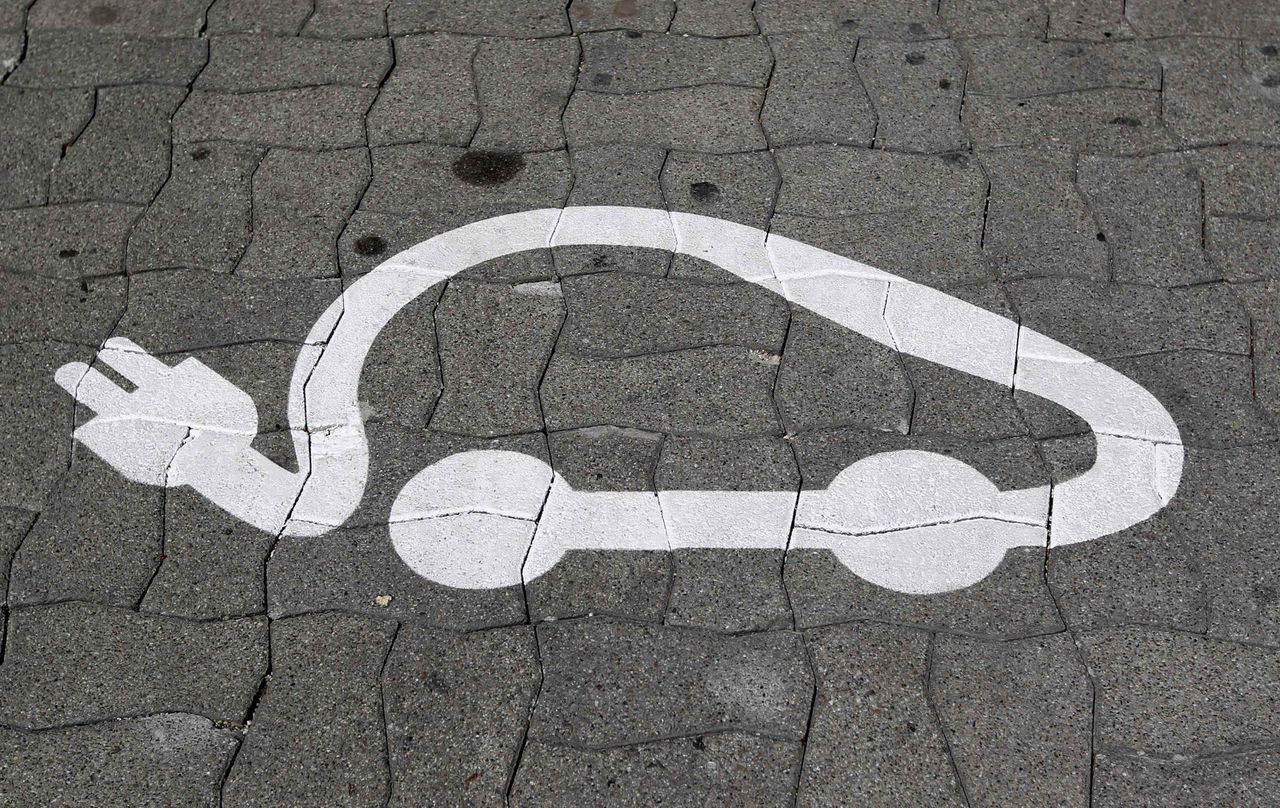 Parkeerplek in Straatsburg – ook voor gewone auto’s. Foto Reuters The pictogram of an electric car is painted on a parking space in Strasbourg, April 26, 2010. The city of Strasbourg, with the cooperation of Toyota, will place in circulation 100 of the Toyota Prius Plug-in hybrid cars. REUTERS/Vincent Kessler (FRANCE - Tags: TRANSPORT BUSINESS ENERGY ENVIRONMENT)
