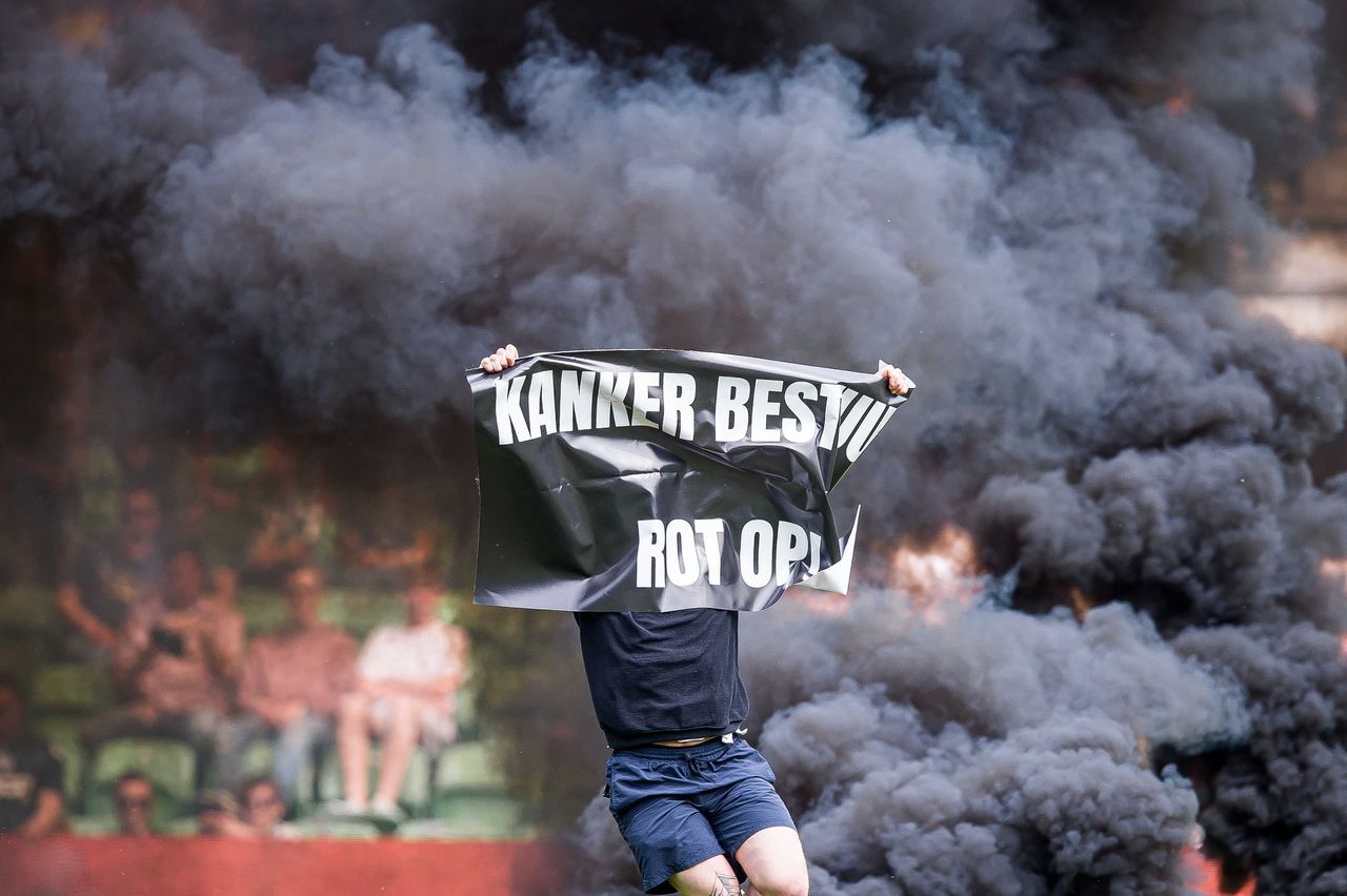 FC Groningen – Ajax binnen tien minuten gestaakt door vuurwerk op het veld 