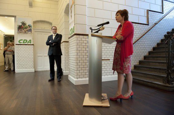 CDA-partijvoorzitter Ruth Peetoom presenteert Aart Jan de Geus als voorzitter van het strategisch beraad. Onder zijn leiding zal het beraad een koers voor de komende tien jaar uitzetten voor het CDA. Foto NRC / Roel Rozenburg