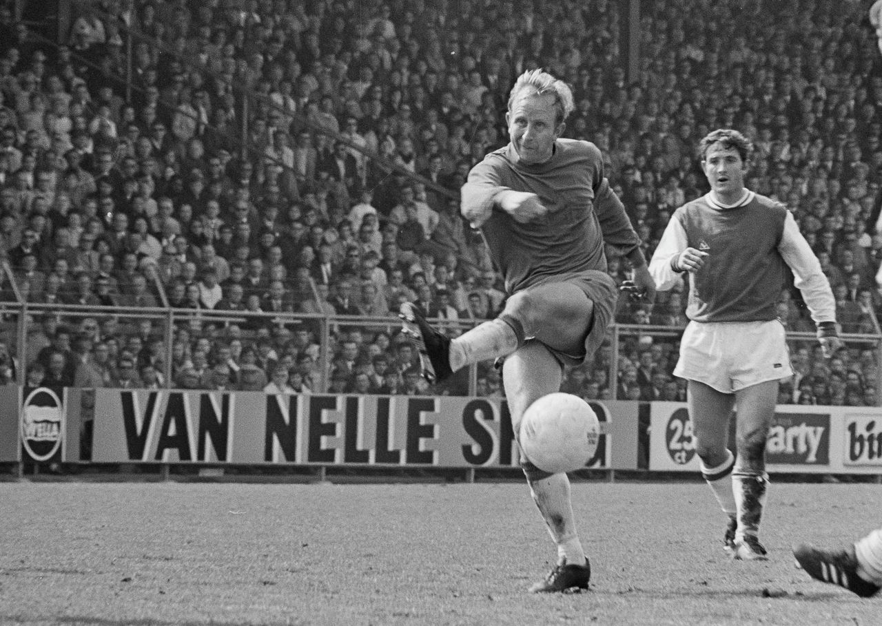 Henk Groot in actie voor Ajax tijdens een thuiswedstrijd tegen FC Twente.