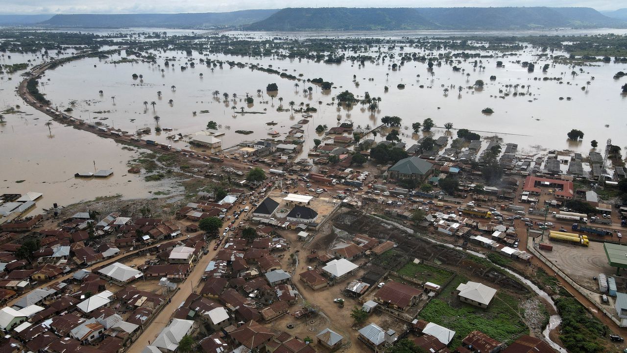Nigeria is getroffen door de ergste overstromingen in tien jaar tijd. Ook de centraal gelegen stad Lokoja staat deels onder water.