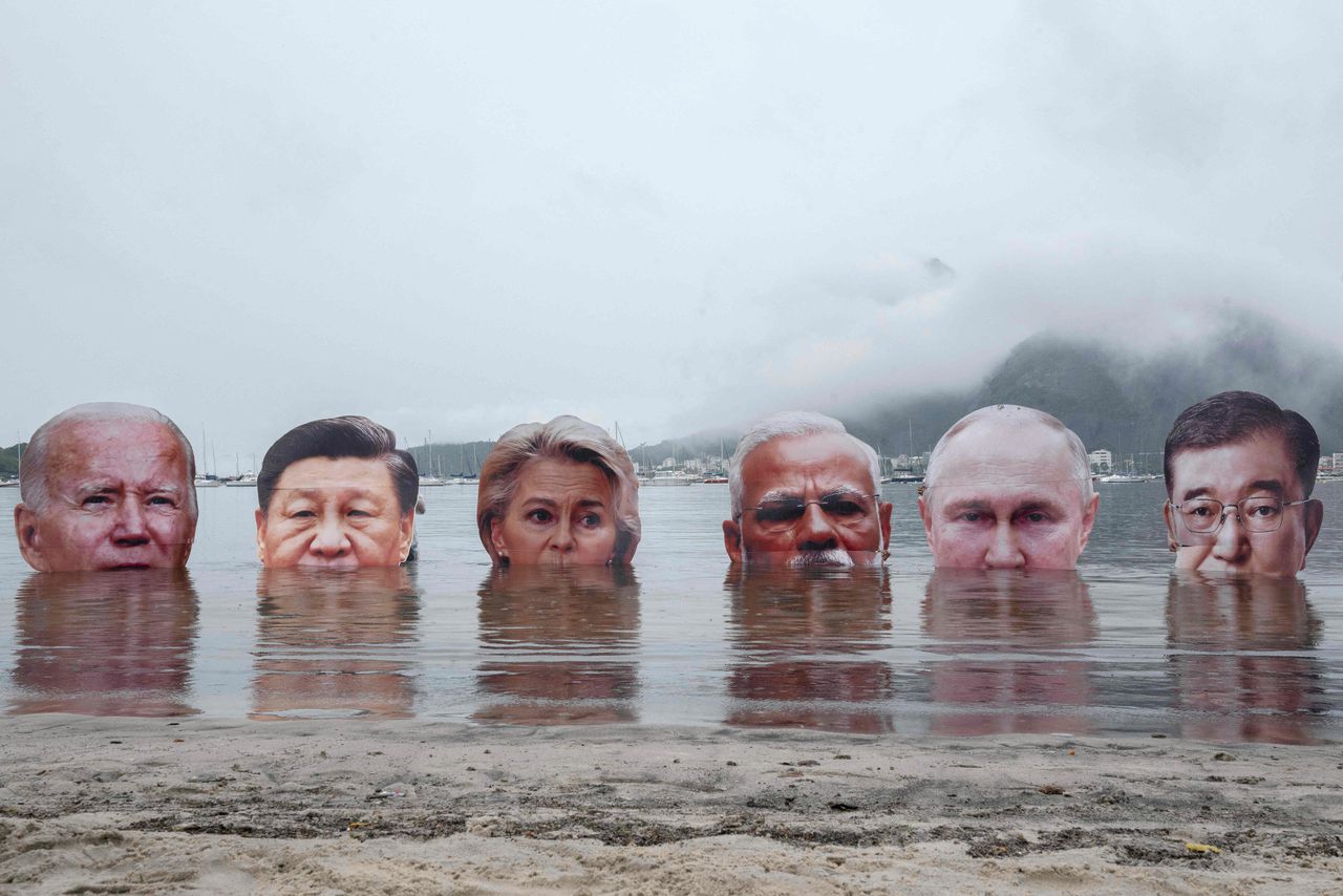 Grote portretten van de Amerikaanse president Joe Biden, de Chinese president Xi Jinping, de voorzitter van de Europese Commissie Ursula von der Leyen, de Indiase premier Narendra Modi, de Russische president Vladimir Poetin en de Japanse premier Shigeru Ishiba worden ondergedompeld in een protestactie tegen het gebrek aan leiderschap van de rijkste landen ter wereld, bij de G20-top in Rio de Janeiro. Foto Pablo Porciuncula/AFP