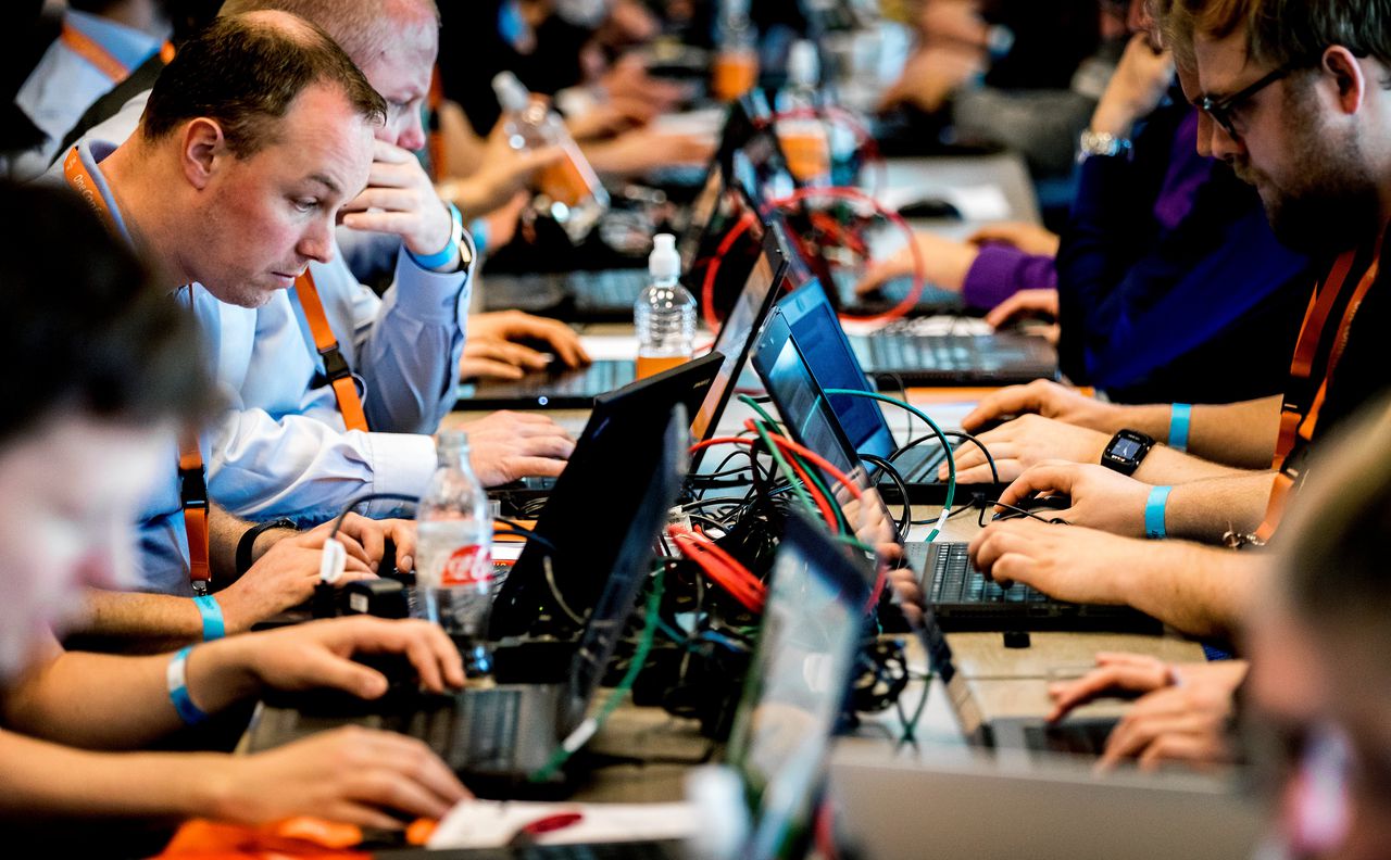 Deelnemers tijdens een hackevenement van de internationale cybersecurity conferentie One Conference in het World Forum Den Haag.