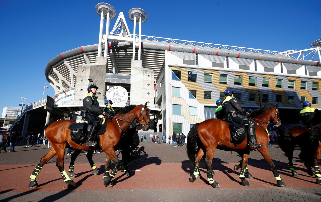 Politie te paard voor de Johan Cruijff Arena, waar Ajax woensdagavond aantreedt tegen Juventus.