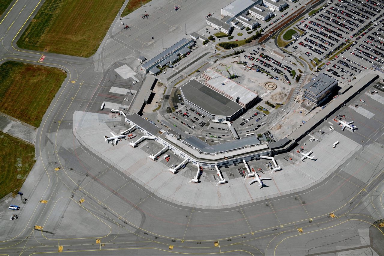 Luchtfoto van het vliegveld van Stavanger in Sola.