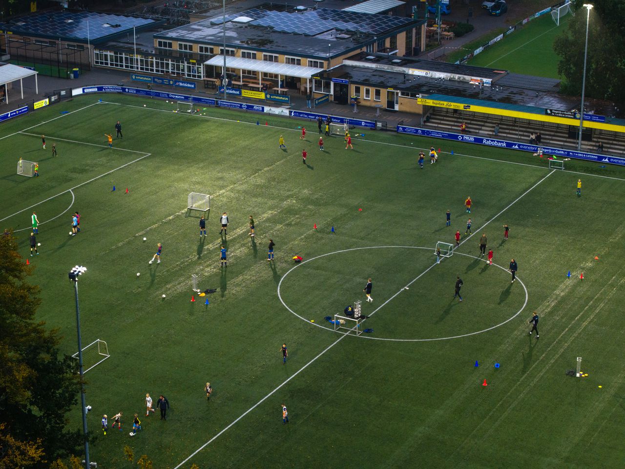 Thousands remain in besieged Droezjkivka