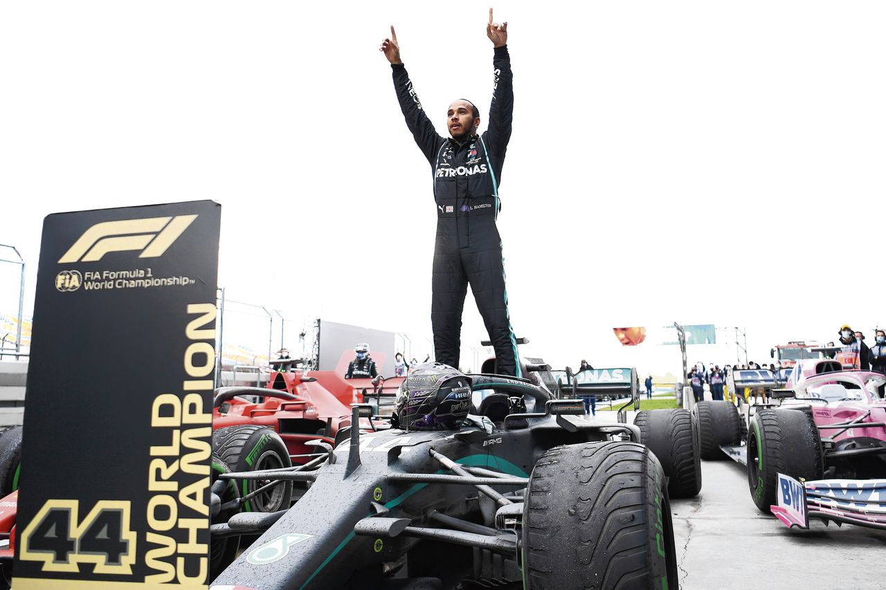 Lewis Hamilton viert in Istanbul zijn zevende wereldtitel.