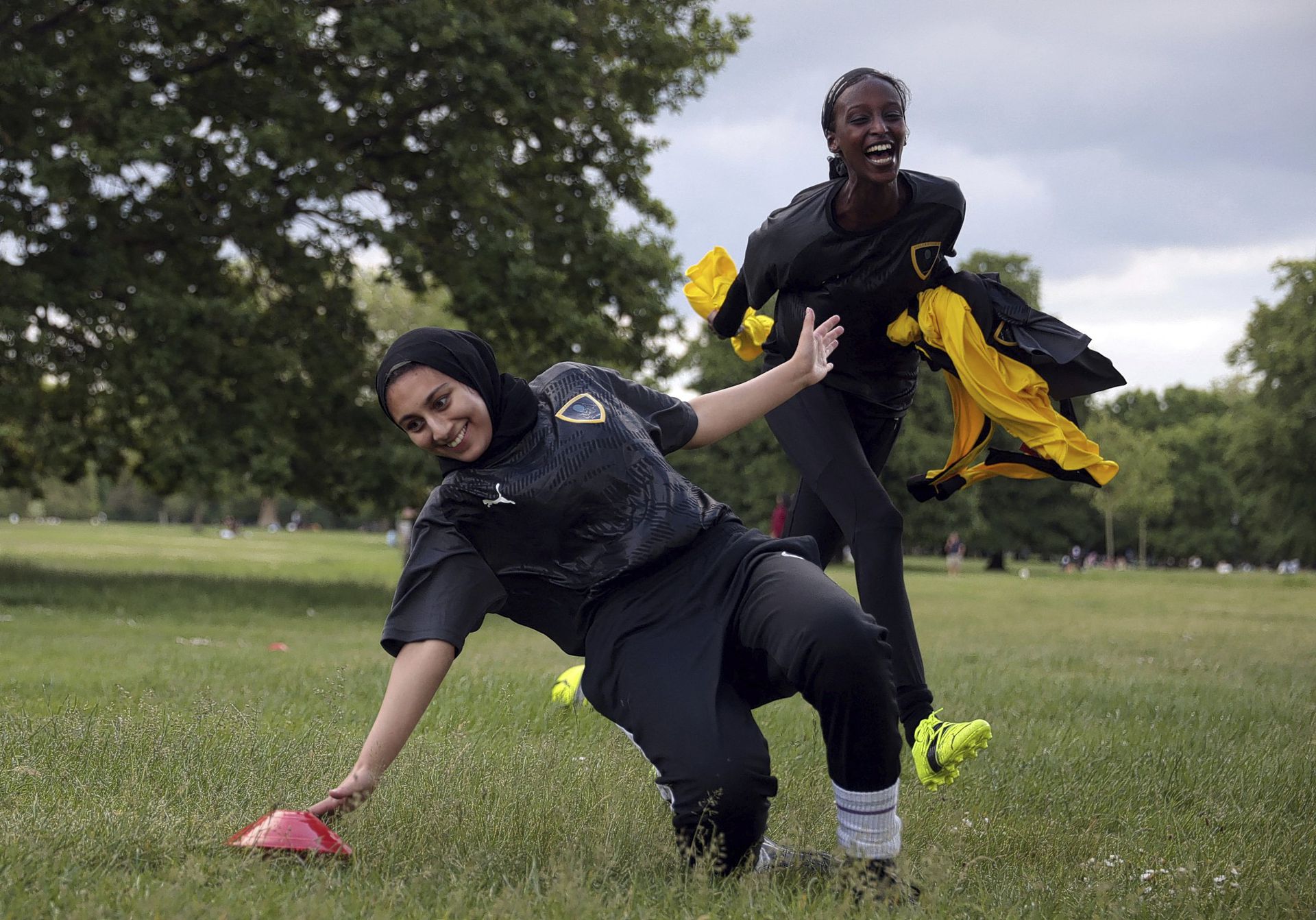 restjes achtergrond zwaar Bij Sisterhood FC kunnen moslimvrouwen voetballen zonder hun hoofddoek of  kleding op te geven - NRC