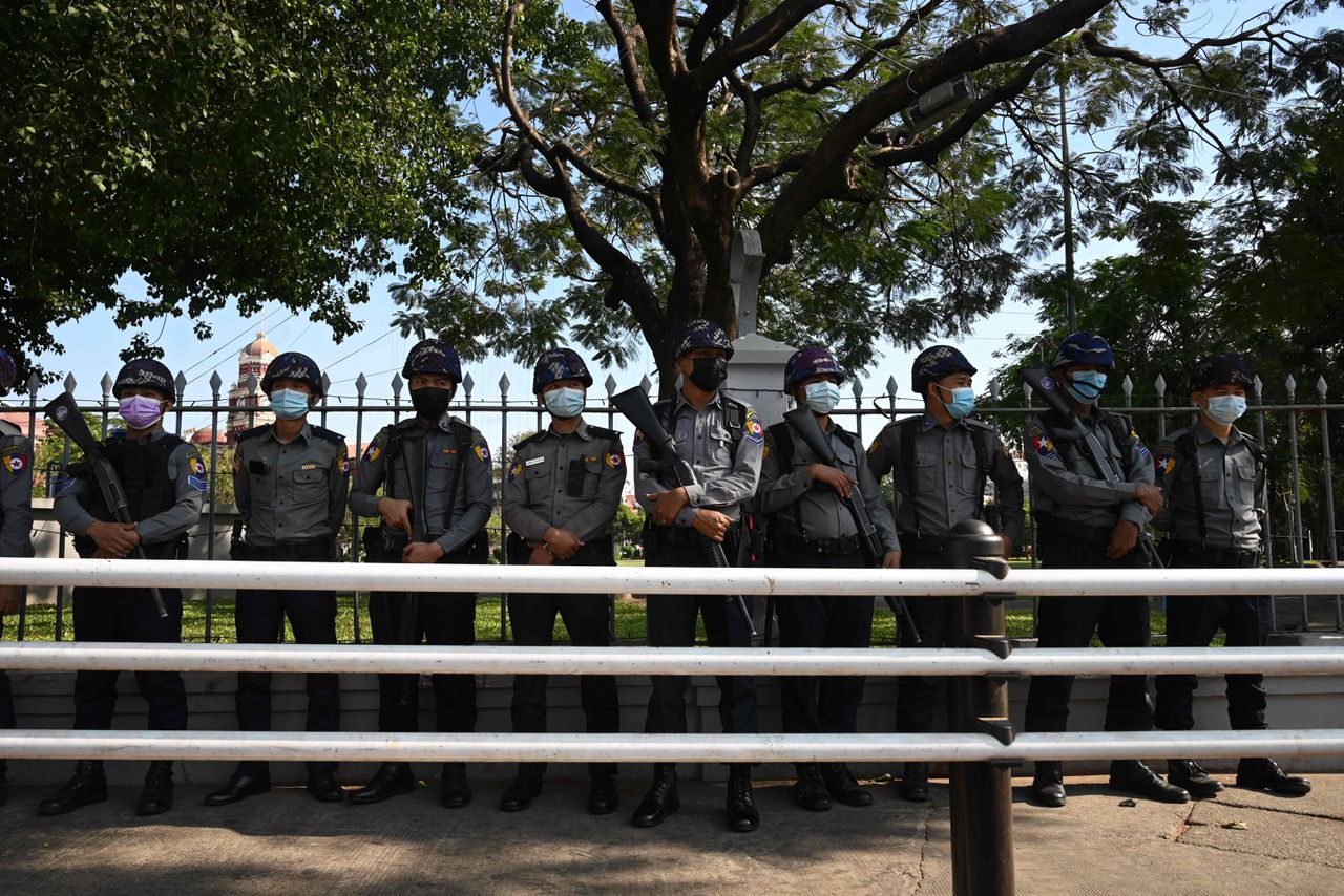 Politie op straat in Yangon op 4 februari.