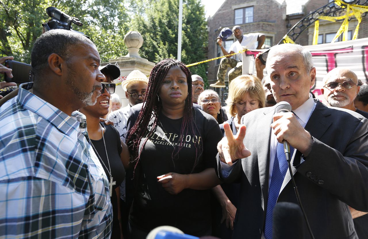 Gouverneur Mark Dayton (rechts) spreekt met Diamon Reynolds, de vriendin van de doodgeschoten Philando Castile.