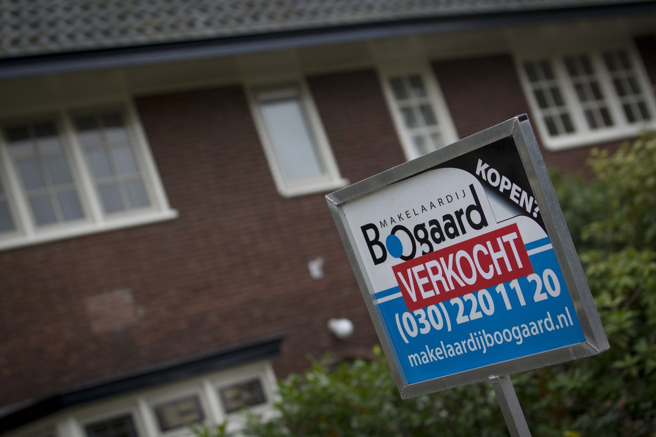 Een verkochte woning in De Bilt. De maximale leengrens voor huizenkopers moet omlaag, vindt een adviesorgaan van de regering.