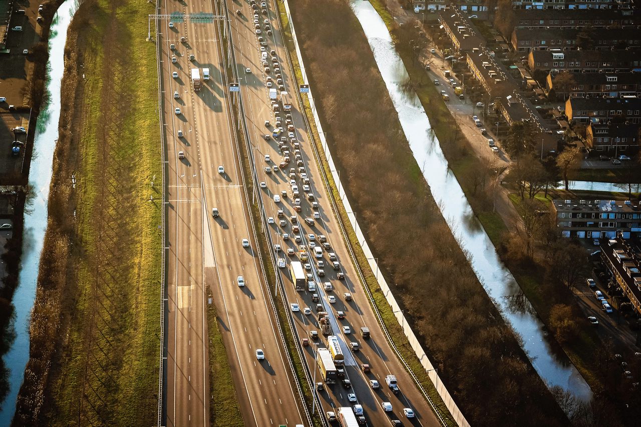 Op de snelweg rond Rotterdam geldt een snelheidsbeperking om de uitstoot van onder meer stikstof te beperken.