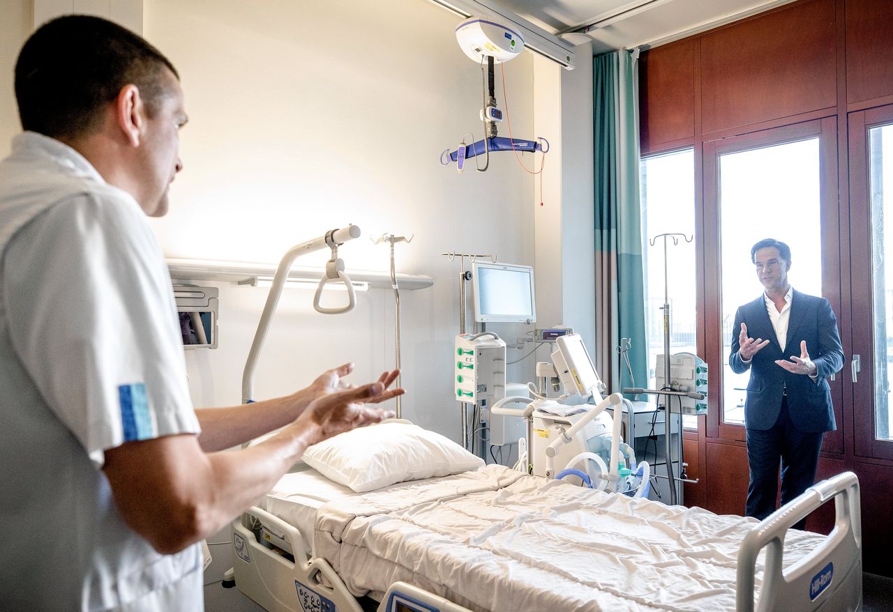 Mark Rutte bezoekt een intensive care unit in het Erasmus MC waar Covid-patiënten liggen.