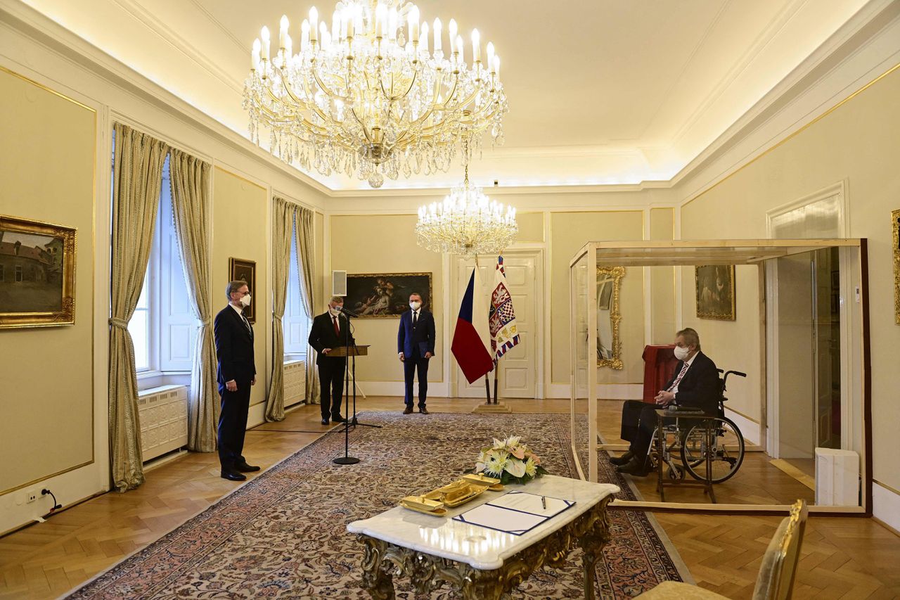 De Tsjechische president Milos Zeman, wegens zijn coronabesmetting in een plastic kooi, beëdigde Petr Fiala zondagochtend als premier.