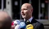 Burgemeester Mark Verheijen van de gemeente Wijdemeren tijdens een persmoment over de vernielingen aan het gemeentehuis van Loosdrecht. 
