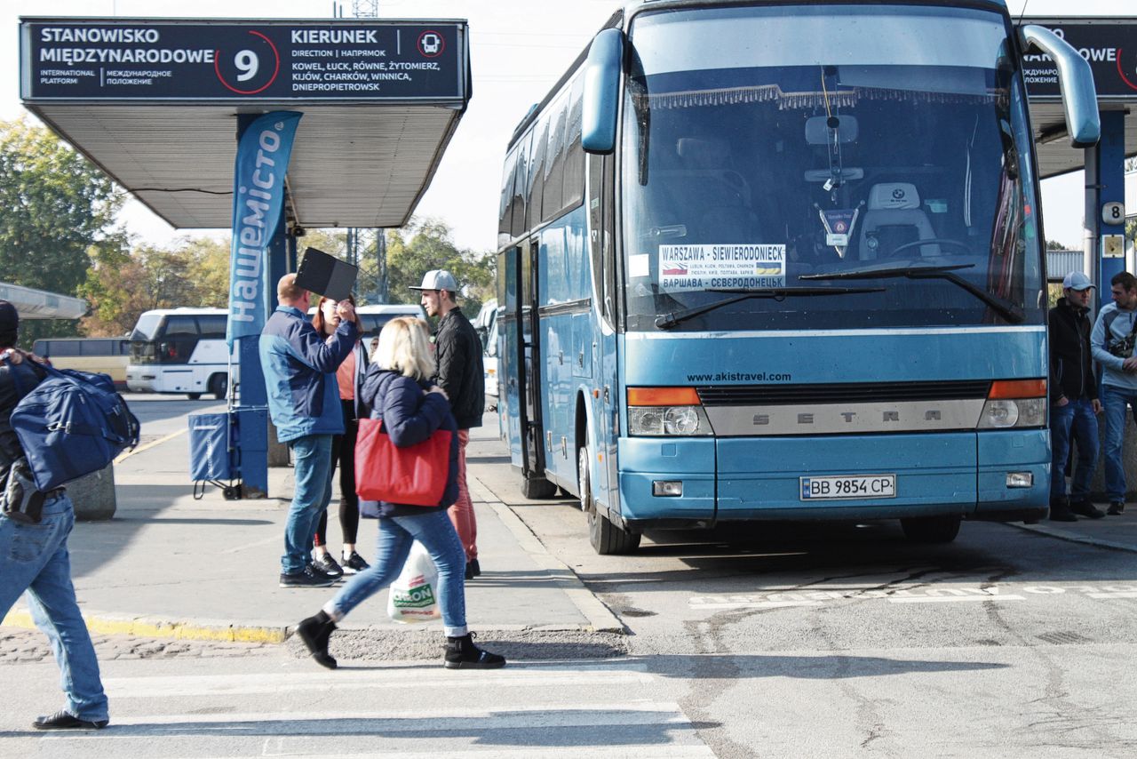 Busstation Warschau-West, waar Oekraïeners en Wit-Russen in Polen aankomen op zoek naar werk.