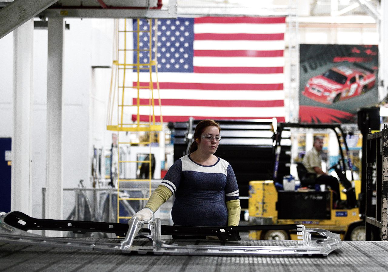 Werknemer in de Fiat Chrysler Automobiles-fabriek in Michigan. Joe Biden wil 7.300 miljard dollar investeren in de economie.