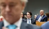 Annelotte Lammers, Hidde Heutink en Gidi Markuszower In de plenaire zaal met op de voorgrond Geert Wilders (PVV).