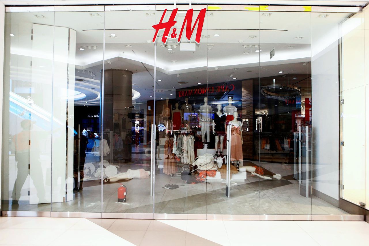 Zuid-Afrikaanse H&M's dicht na vernielingen wegens advertentie 