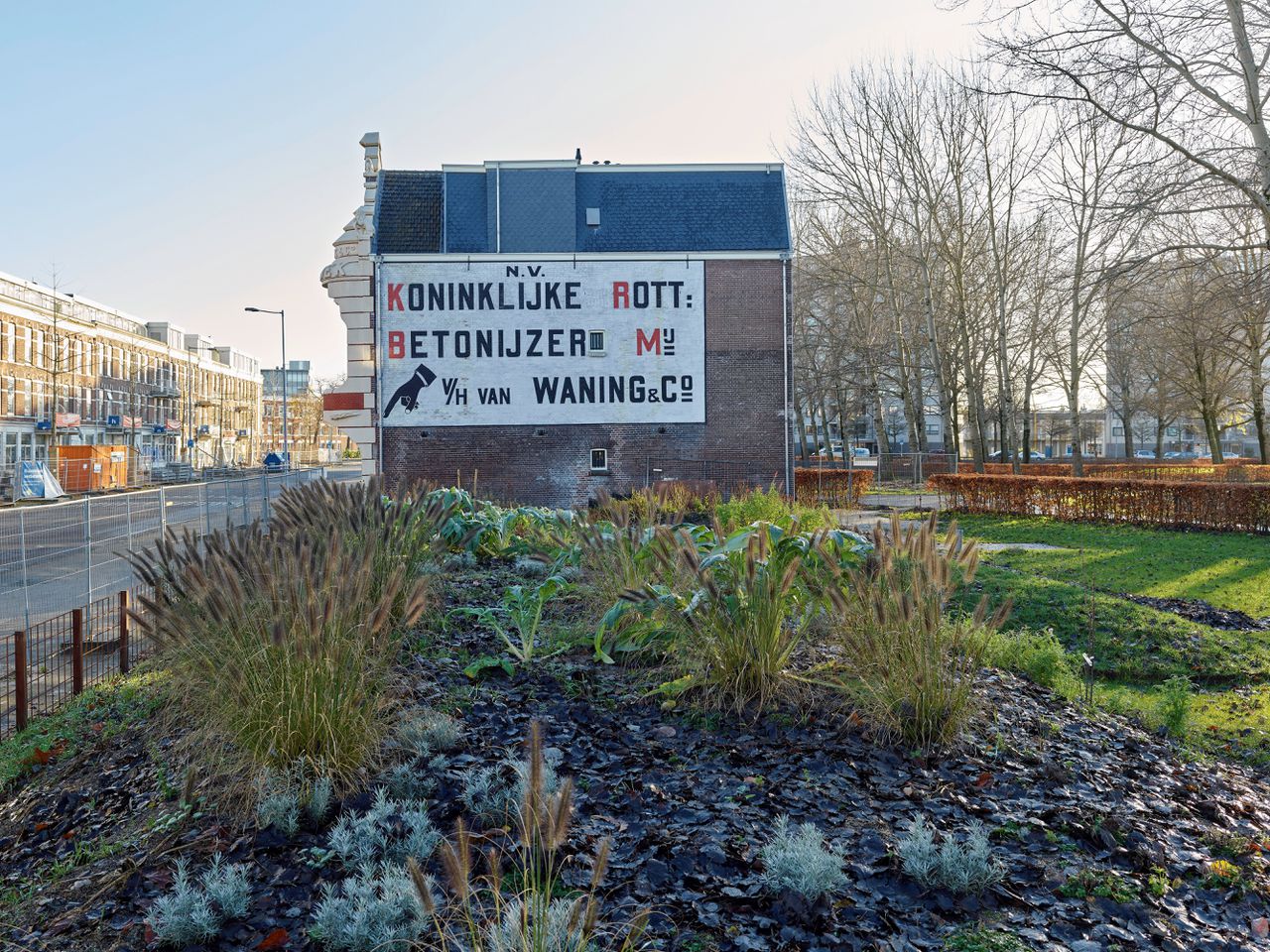 Het oude hoofdkantoor van de Koninklijke Rotterdamsche betonijzermaatschappij Van Waning & Co wacht als sinds 1989 op een nieuwe bestemming.